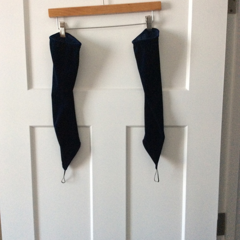 L.Rose Designs Navy Velvet Mermaid Skirt & Gauntlet Gloves - Picture 3 of 9